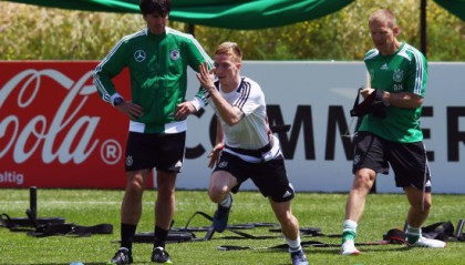  巴里主场龙威，撒丁岛德比战平卡利亚里