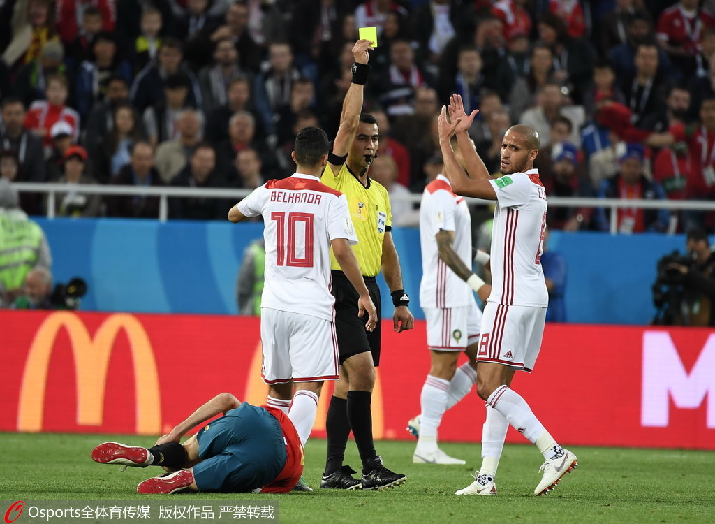  罗马德比战火药味十足，双方球员激烈拼抢难分伯仲