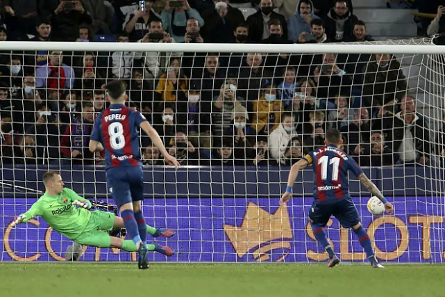  马赛主场逆转摩纳哥，奥巴梅扬绝杀建功  